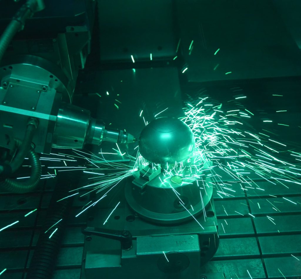 Bearbeitung eines Edelstahl-Sprühkopfes mit einem Laser